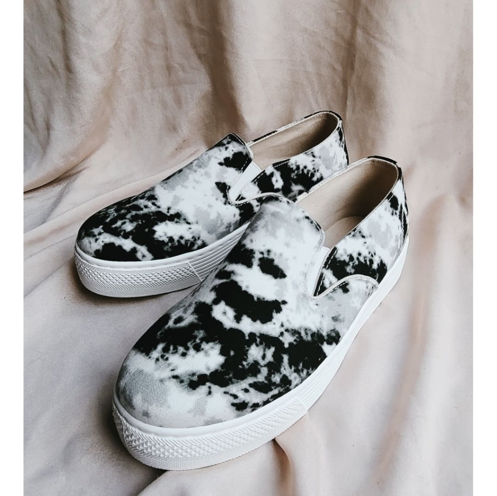 🚨FEW PAIRS LEFT// Tie Dye sneaker - Picture 3 of 4